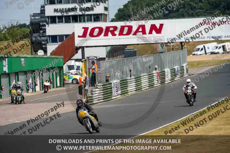 Vintage motorcycle club;eventdigitalimages;mallory park;mallory park trackday photographs;no limits trackdays;peter wileman photography;trackday digital images;trackday photos;vmcc festival 1000 bikes photographs